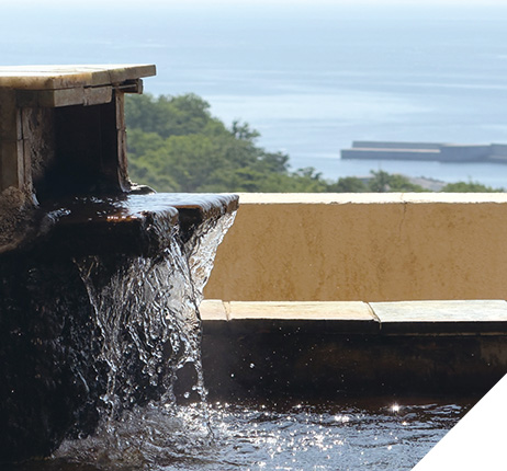 在温泉放松身心